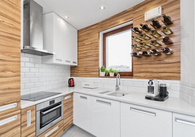 Dosky-kuchynské nápady-biela-orech-drevená-dekorácia-čela-stena-biela-kachličky