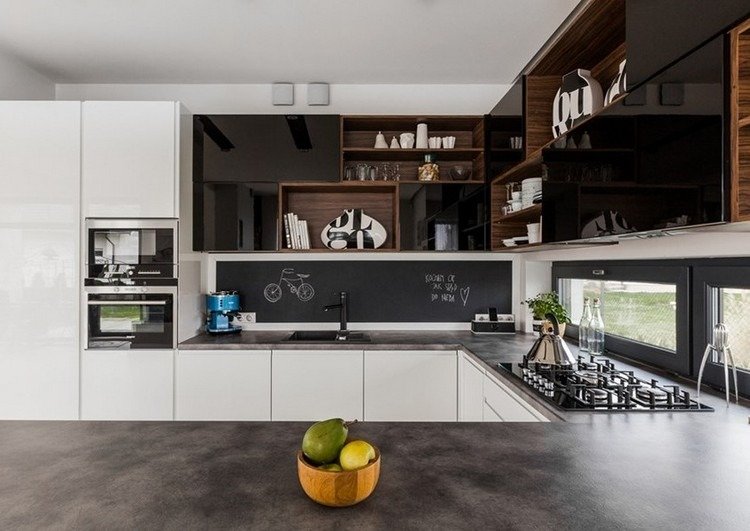 Dosky-nápady na kuchyňu-umelý kameň-sivé odtiene-biela-čelné plochy s vysokým leskom-tabuľa-farba-zadná stena