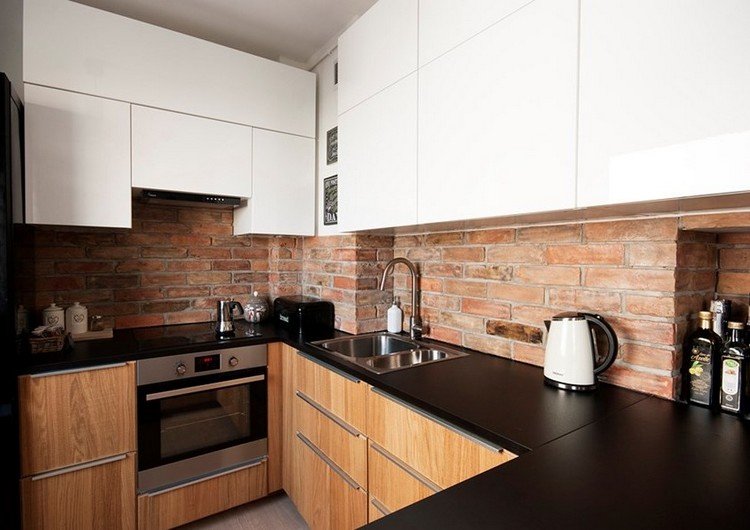 Pracovné dosky pre nápady do kuchyne-čierna-zadná stena-tehlový vzhľad-biely-dekor dreva-čelá