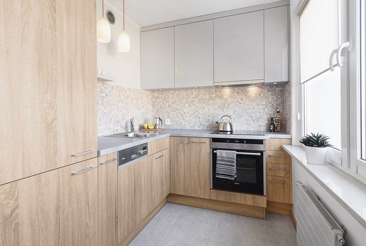 Dosky-kuchyňa-nápady-šedá-umelý-kameň-mozaika-dlaždice-zrkadlo