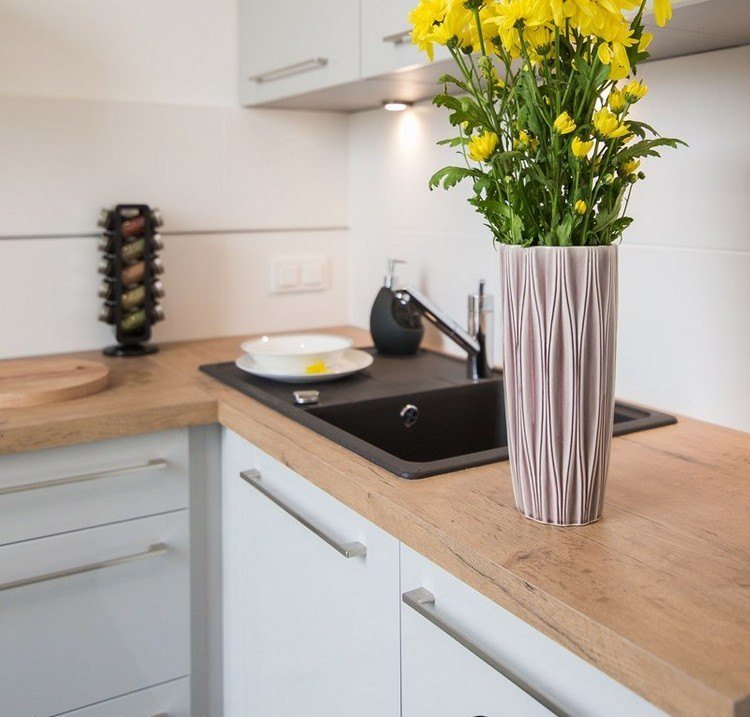 Dosky-kuchynské nápady-vzhľad-drevo-laminát-čierna-drez