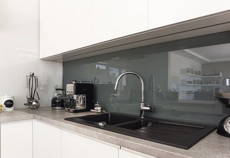 Dosky-kuchyňa-nápady-umelý-kameň-sivé-sklo-ochrana pred striekajúcou vodou