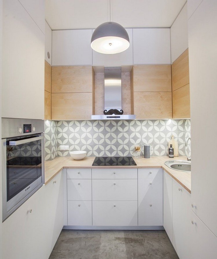 Dosky-kuchynské nápady-laminát-vzhľad-dreva-biele-čelá-kachľové-zrkadlo-sivé