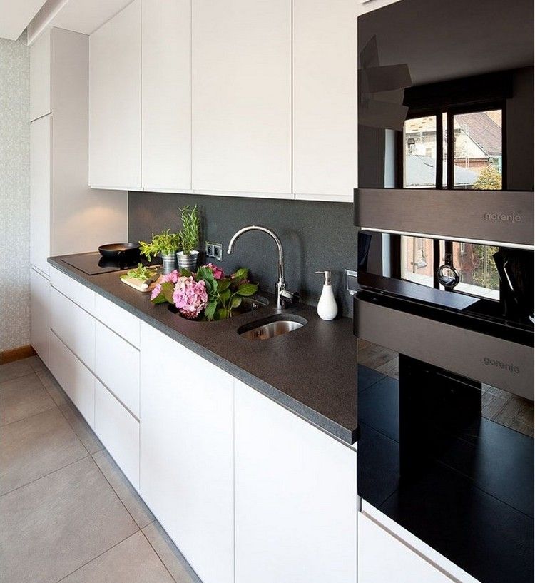 Dosky-kuchyňa-nápady-umelý kameň-antracitová-optika-matná-biela-fronty