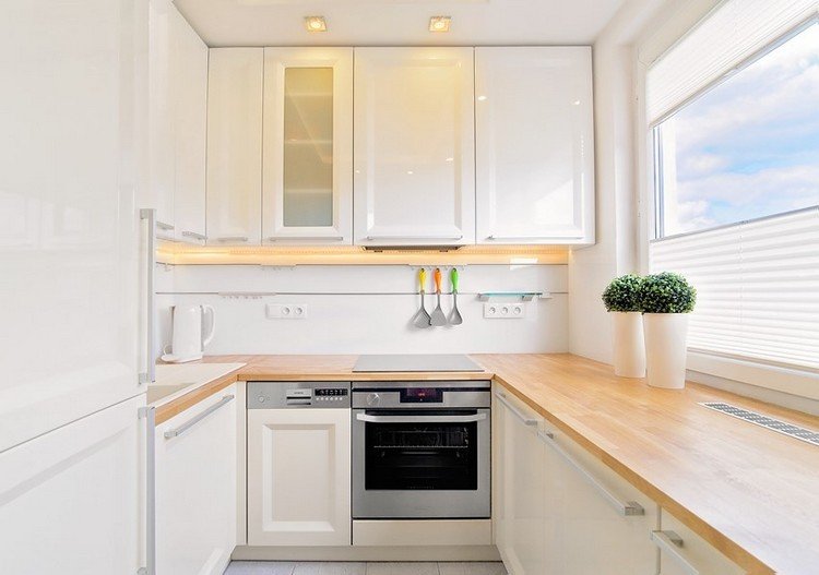 Dosky-nápady na kuchyňu-laminát-svetlá-farba-biela-led-bar-pod skrinami