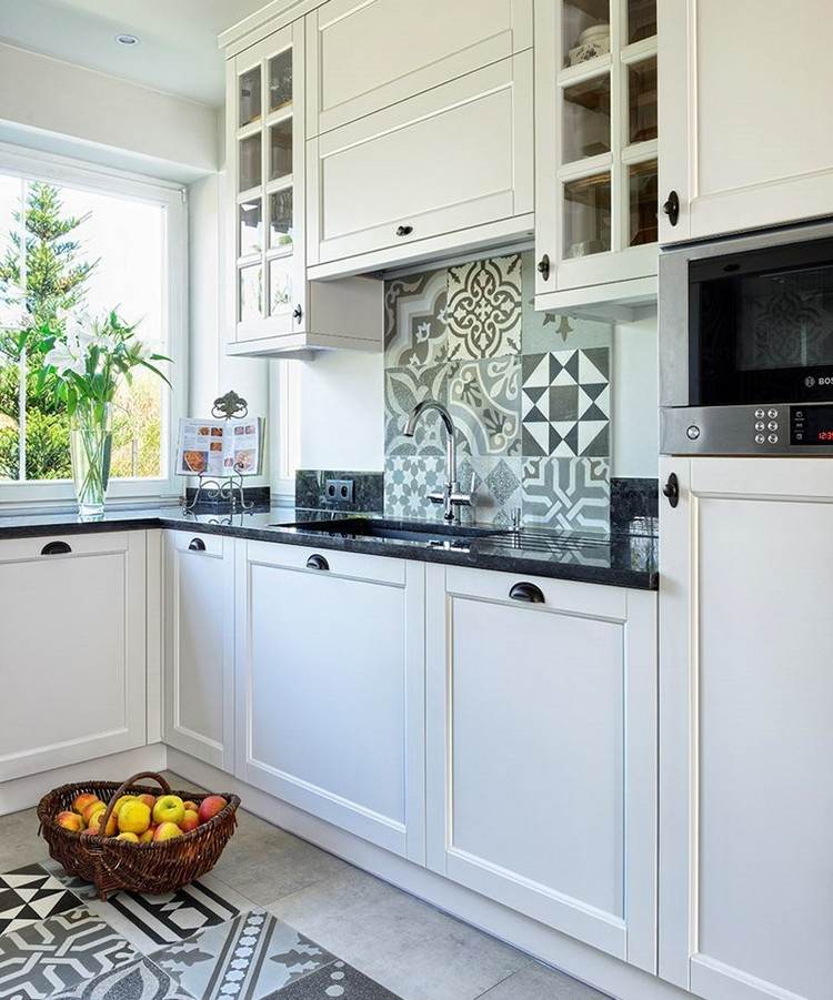 Dosky-kuchynské nápady-čierna-kremenec-ochrana proti striekajúcej vode-patchwork-dlaždice