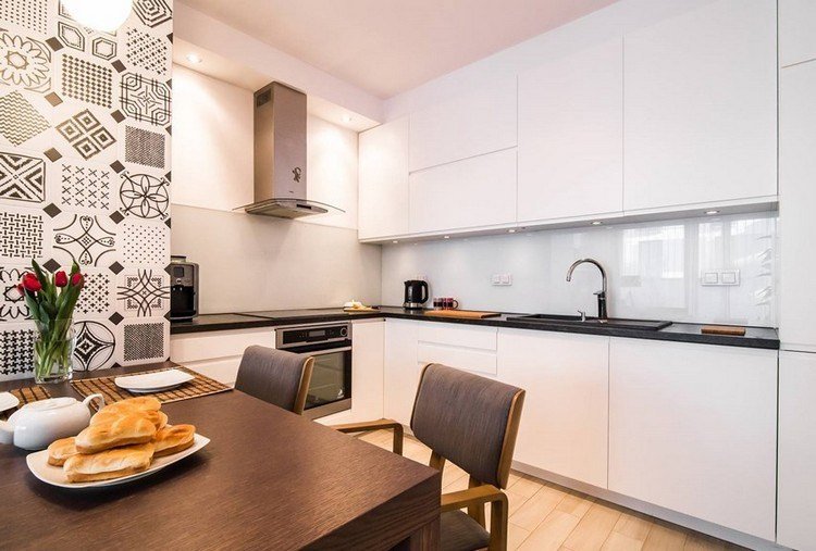 Dosky-kuchynské nápady-čierno-biele-fronty-patchwork-kachle-jedálenské-miesto