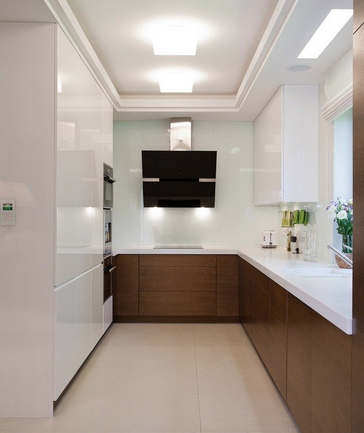 Dosky-kuchynské nápady-biela-tmavo-hnedá-čelá-sklenená stena