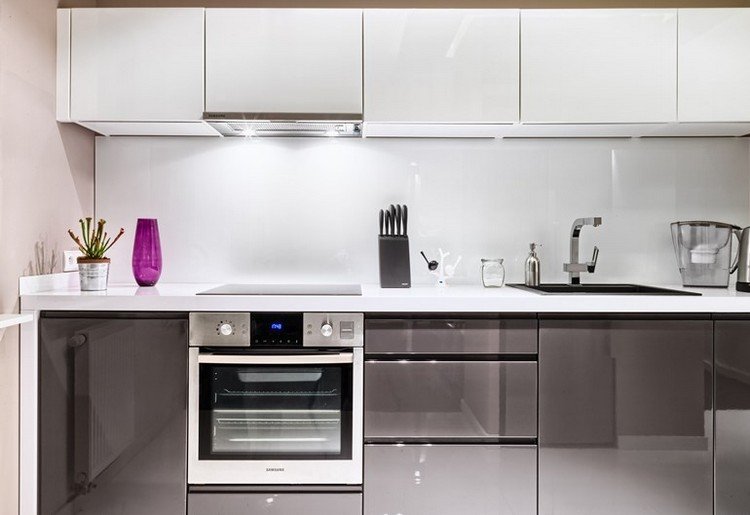 Dosky-kuchynské nápady-biela-vysoký-lesk-sivá-fronty