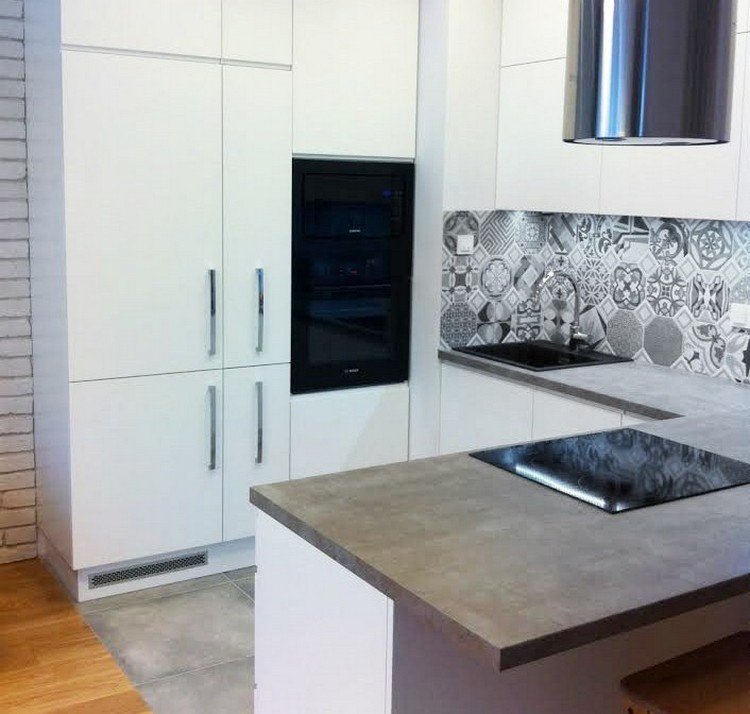 Dosky-kuchynské nápady-betón-vzhľad-biele-fronty-patchwork-obklady-zadná stena