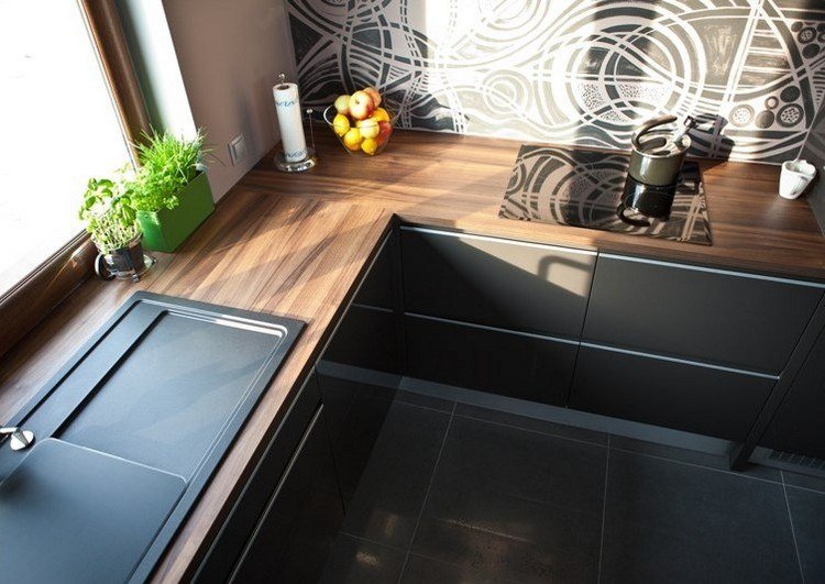 Pracovné dosky do kuchyne, drevený vzhľad, laminát, predné diely antracitovo šedej farby, umývadlá