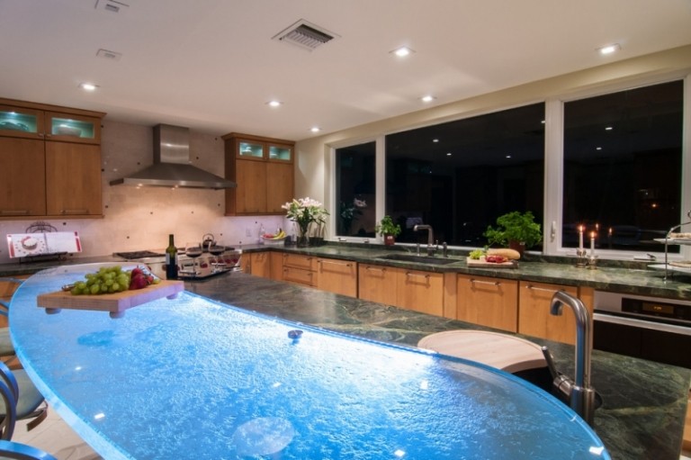 Dosky-kuchyňa-sklenený-ostrov-stredná-izba-odolný-materiál