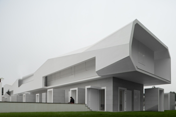Architekt-Alvaro-Siza-Vieira-fez-dom-biela-fasáda