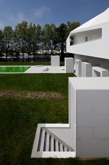 Architekt-Alvaro-Siza-Vieira-fez-dom-krajina