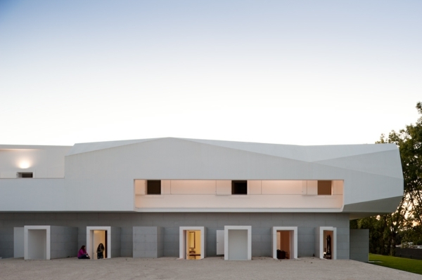 Architekt-Alvaro-Siza-Vieira-fez-dom-biely