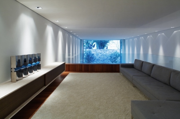 Marcio-Kogan-Corten-House-inovatívny-moderný-interiér-architektúra