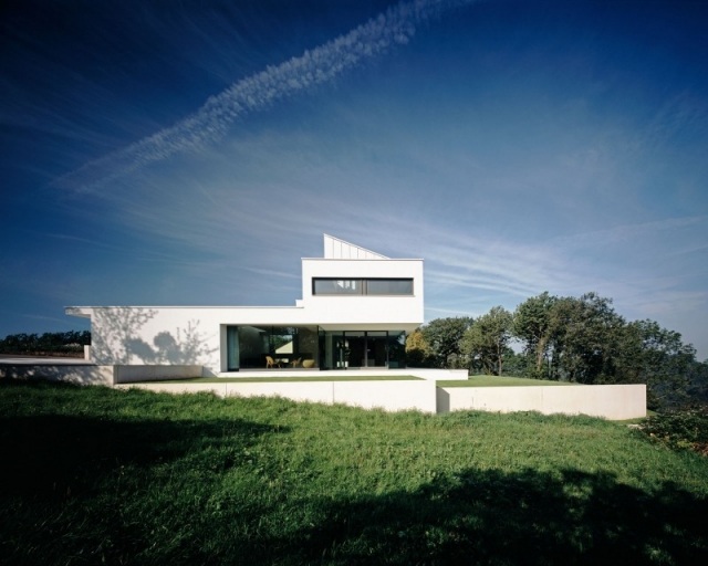 Philipp-architekt-dom-z-betónu-si-pôsobivý-pohľad-poloha-na-sever