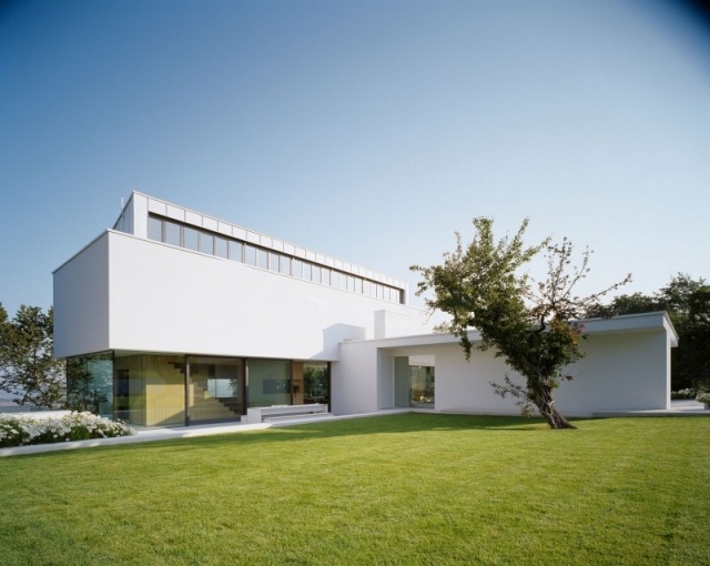 Dom-Philipp-Architects-postavený na mierne svahovitom svahu