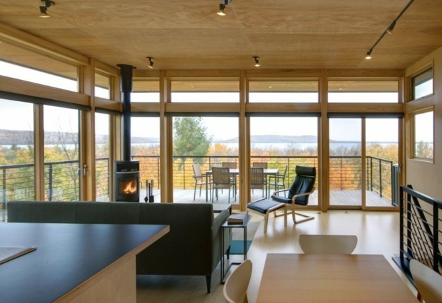 Balkónový dom trojposchodové kožené kreslo jedálenský kút trojpodlažné kožené kreslo jedálenský kút krbové kachle koberec