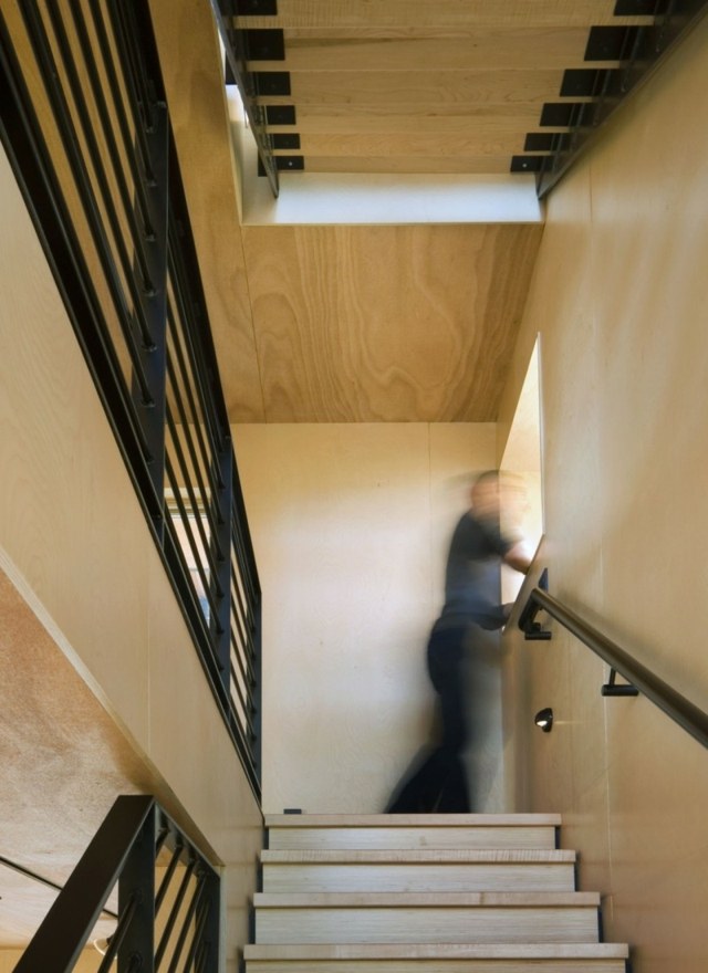 Schodisko drevo kovové zábradlie okno tri poschodia dub moderný Okno z kovového zábradlia trojposchodová novostavba modernej architektúry