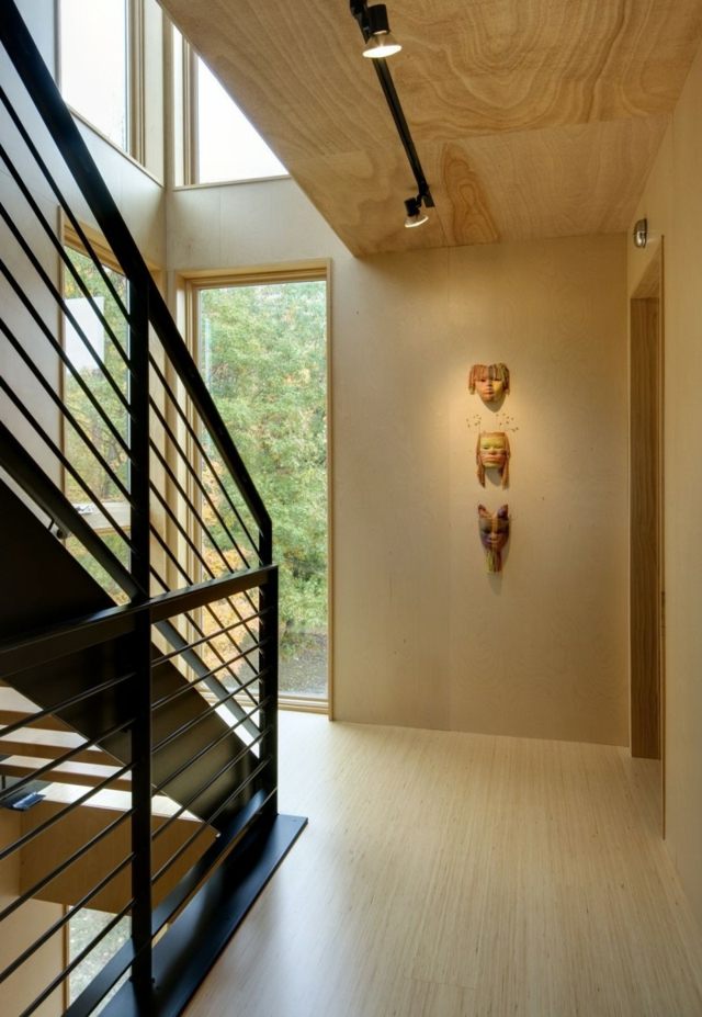 Zapustené drevené masky vyrezávajú drevené podlahy Drevené masky vyrezávajúce drevené podlahy kovové zábradlie