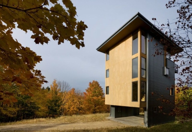 Dom moderná novostavba trojpodlažná drevená fasáda Novostavba trojpodlažné drevené fasádne okenné otvory