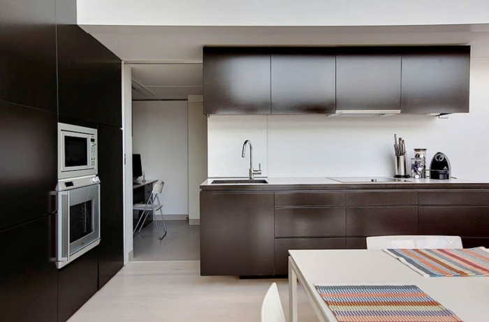 Zariadenie plochej strechy drevené čela, kuchyňa, čerešňa