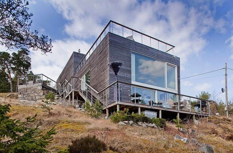 Fasáda rodinného domu s presklenou fasádou s plochou strechou