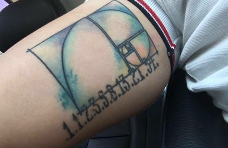 tetovanie-motívy-architektúra-číslice-fibonacci-zlatý-rez-modré-nuansy-akvarel