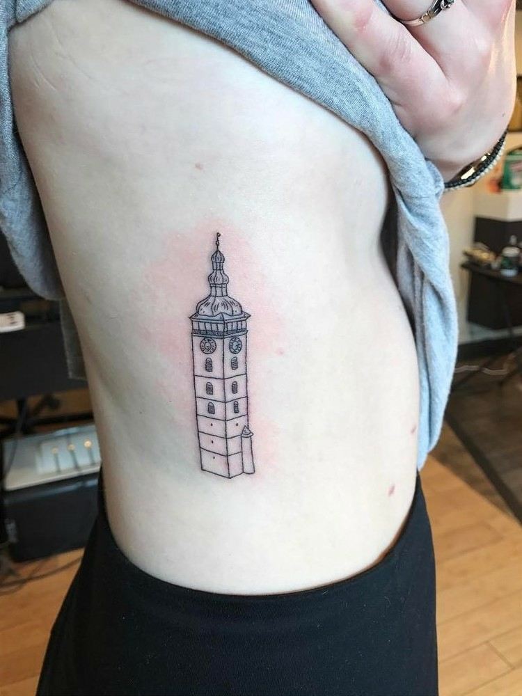 tetovanie-motívy-architektúra-zvonica-kostol-mníchov-horná časť tela-nápad-dámy