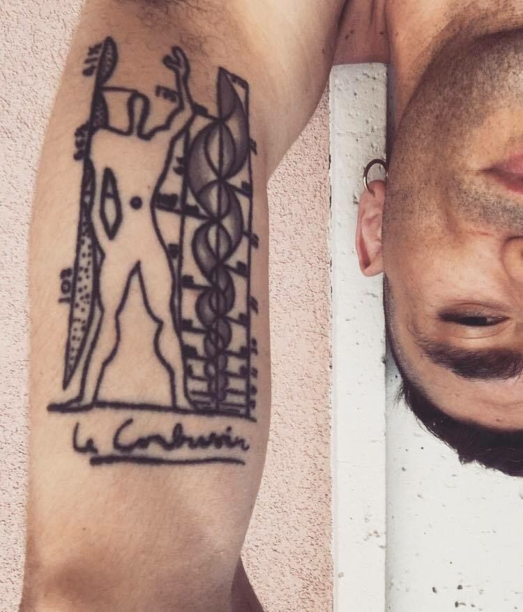 tetovanie-motívy-architektúra-mytológia-grécky-špirálový-tvar-písmový rukopis