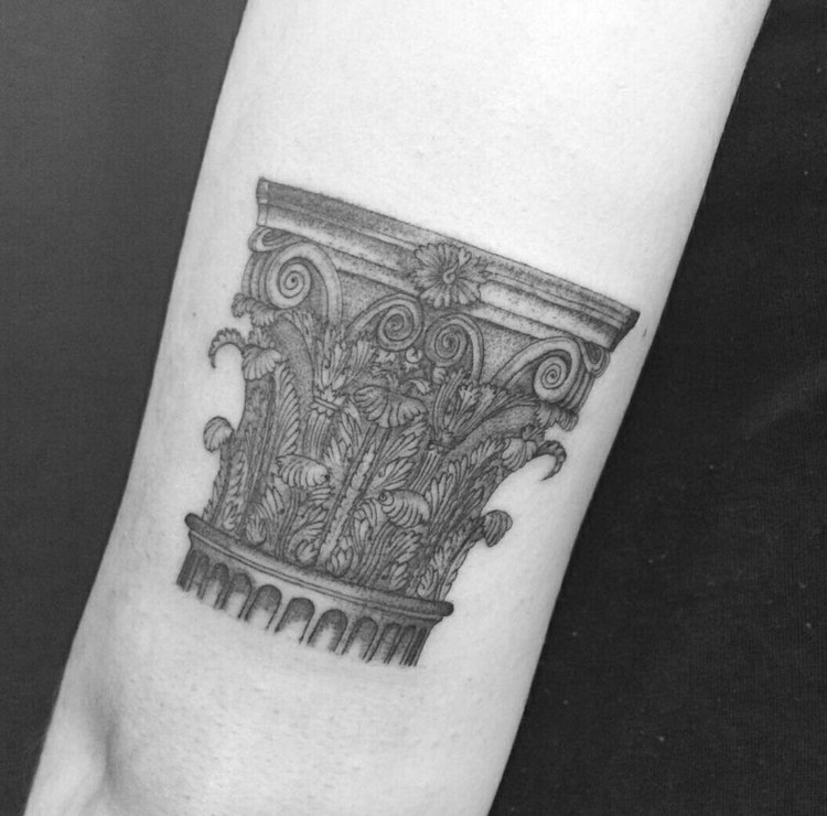 tetovanie-motívy-architektúra-stĺpik-prvok-ozdobený-čierna-biela-monochromatická-história