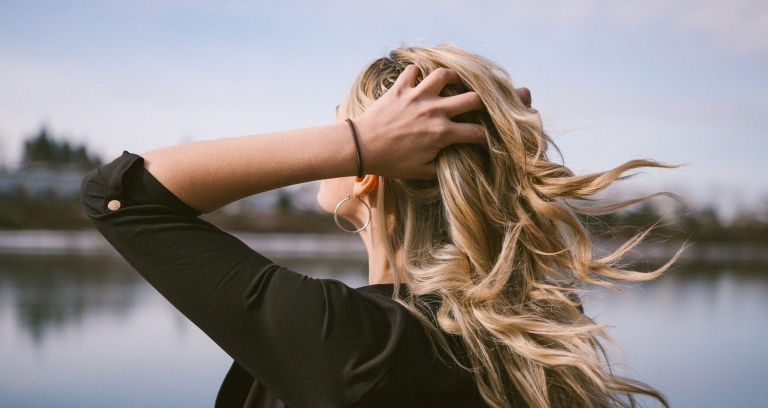 Arganový olej efekt vlasová starostlivosť farbené vlasy ochrana pred slnkom blond farba vlasov trend