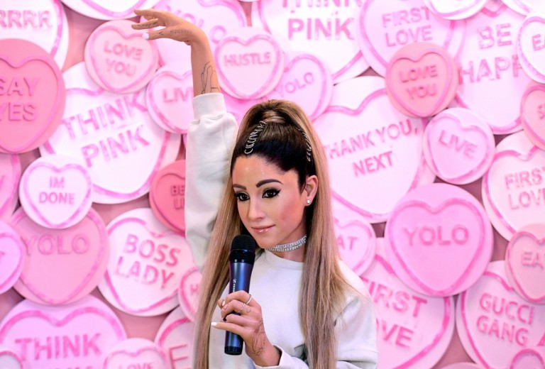 Vosková figúrka Ariana Grande kritizuje fanúšikov