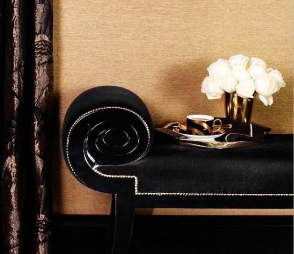 Art-Deco stolička-drevené čalúnenie-dizajn chodby Stolička v štýle art deco-drevené čalúnenie-dizajnové tipy na chodbu