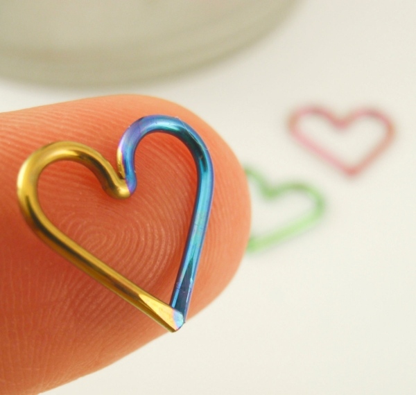 Niob je ťažký kov, ktorý je vhodný na piercing Niobum-srdcervúci-tvar-farebný-kov
