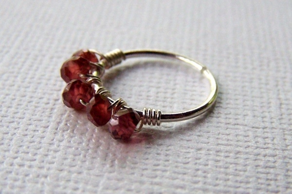 Piercingový prsteň je ozdobený drobnými kamienkami bcd-piercing-ring-with-kamene-vyrobené z ocele