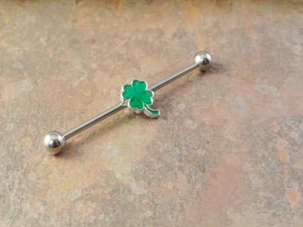 Činka s drobnými trojlístkovými šperkami činka-tvar-piercing-ďatelina-list-zelená