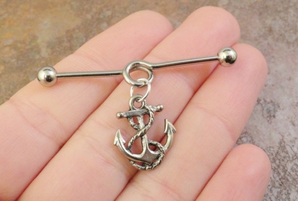 Piercing v tvare kotvy vyrobený z ocele činka-forma-s-kotvou-na-ruke