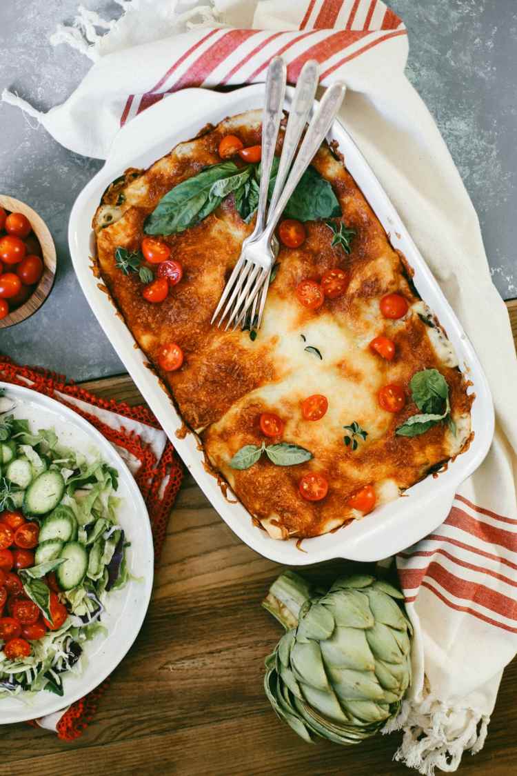 Pripravte si lasagne s artičokmi, vegetariánskou syrovou omáčkou a špenátovými paradajkami