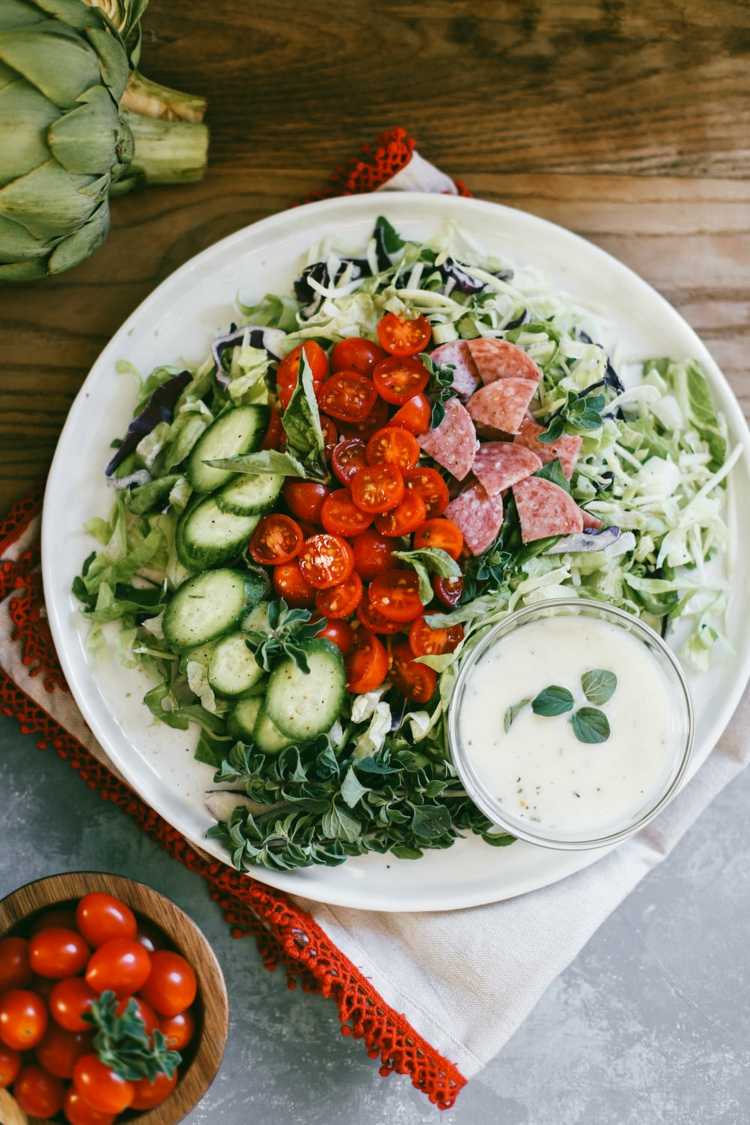 príloha šalát čerstvé paradajky uhorka listový šalát saláma