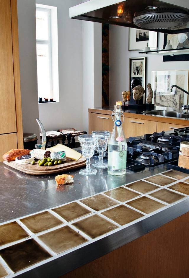 trendový byt kodaň kuchynský dizajn digestor plynové varné dosky trendové zariadenie bytu vybavená kuchynskou linkou s digestorom, plynovou varnou doskou