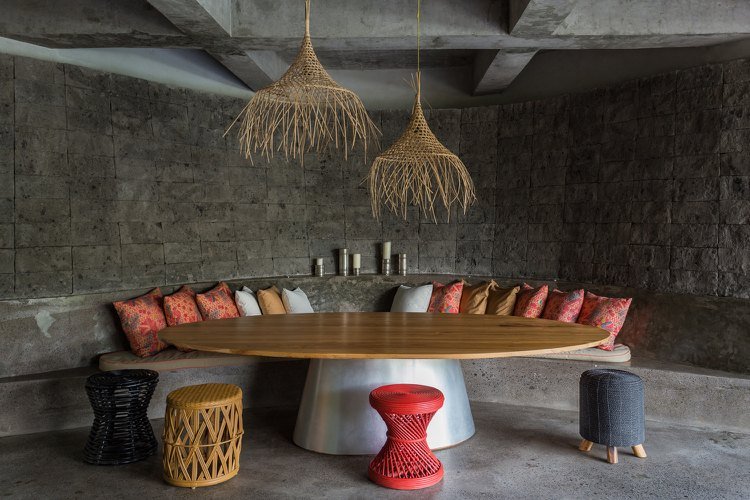 ázijský životný štýl okrúhly stôl prútený luster dekoračný vankúš