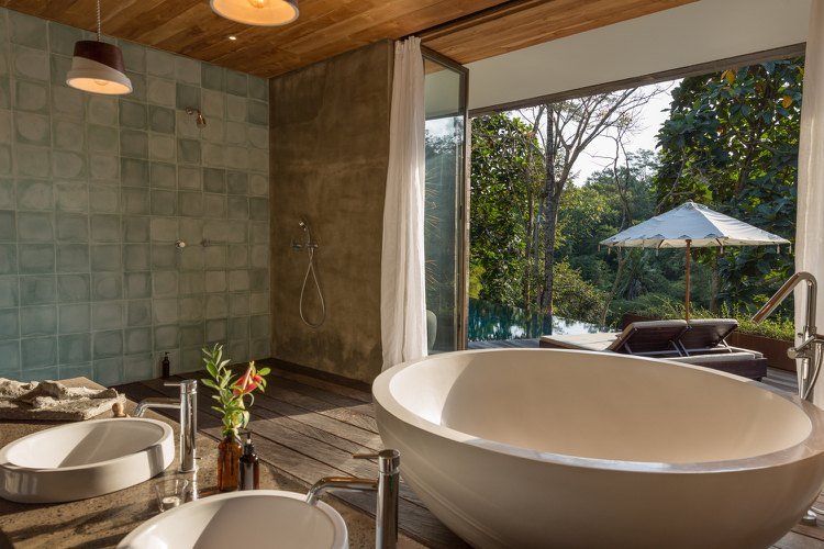 vaňa v ázijskom štýle v štýle keramickej terasy