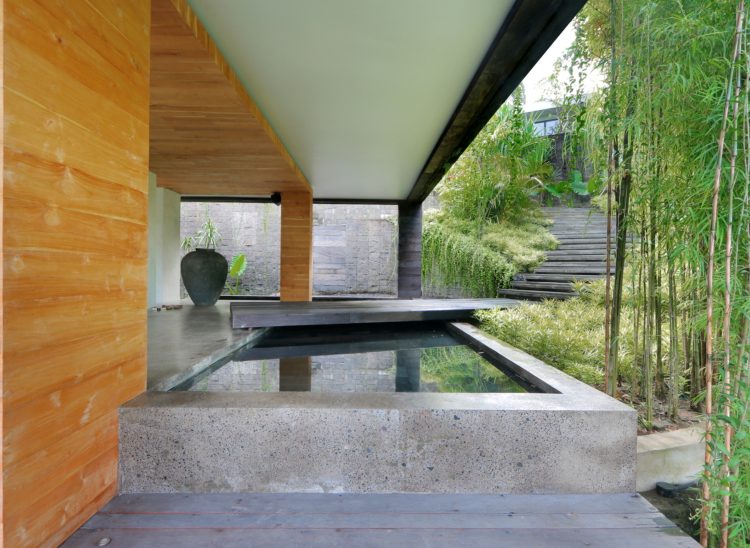 ázijský štýl bývania vstupný most záhradné jazierko bambusová obrazovka na ochranu osobných údajov