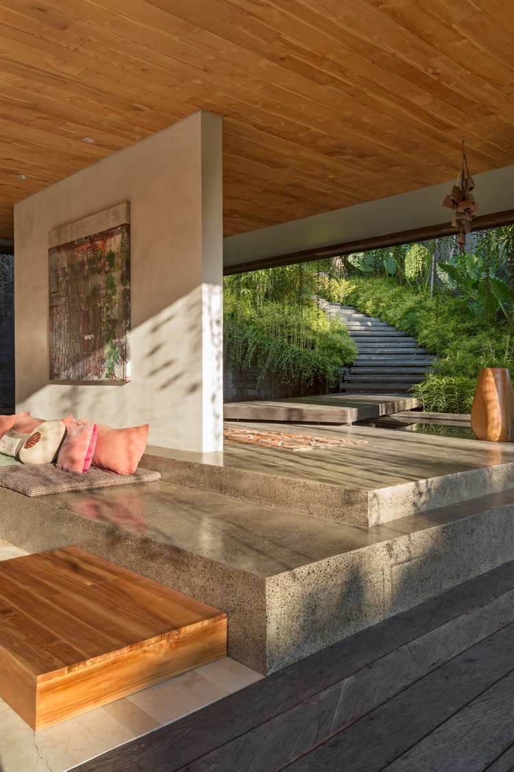 vstupná terasa do domu v ázijskom štýle dosky z prírodného kameňa