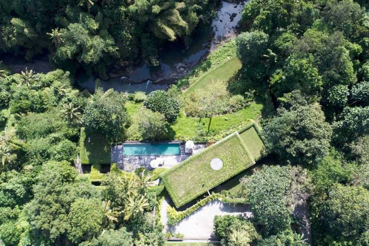 ázijský štýl bývania bazén zelená strecha rieka