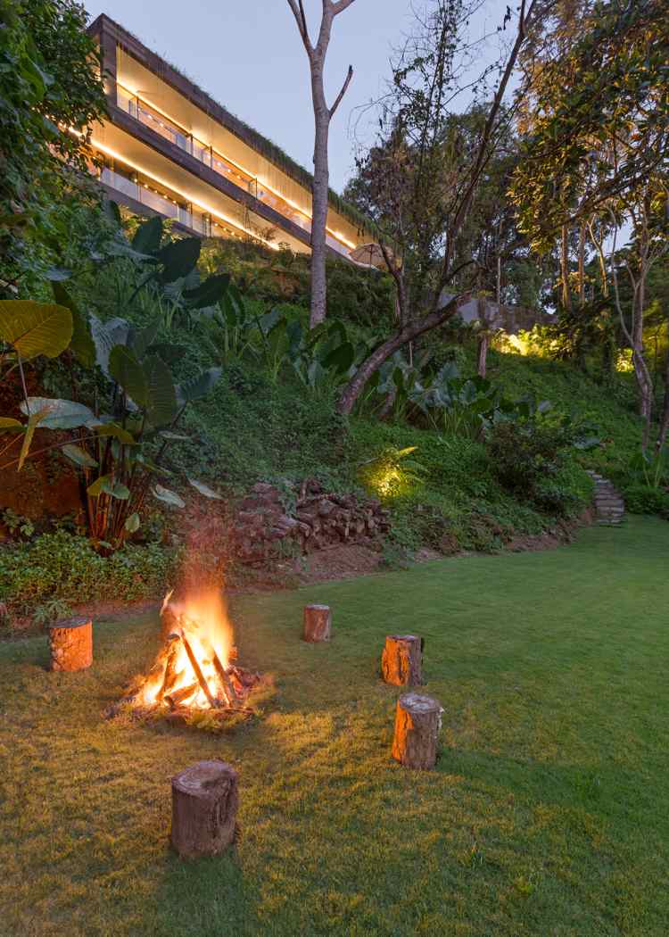 ázijský štýl bývania záhrada trávnik plocha otvorený krb