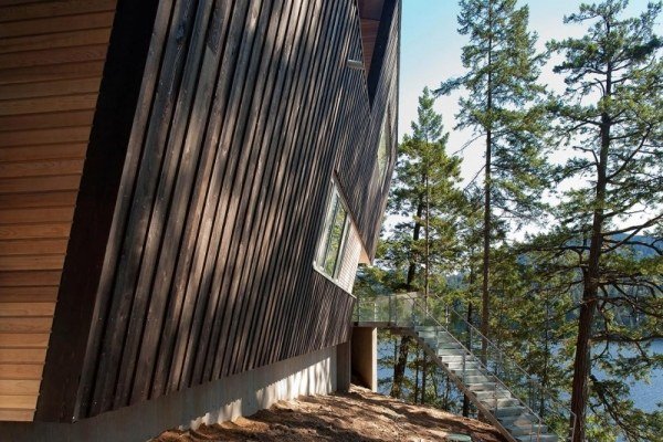 moderný prázdninový dom v lese fasádne schodisko sklenené zábradlie