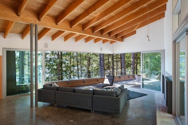 dom na svahu krokvy obývací priestor terasa